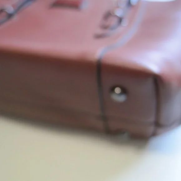 Elegant Brown Leather Tote Bag - Picture 13 of 16